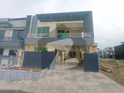 جناح گارڈنز فیز 1 جناح گارڈنز,ایف ای سی ایچ ایس,اسلام آباد میں 5 کمروں کا 8 مرلہ مکان 3.7 کروڑ میں برائے فروخت۔