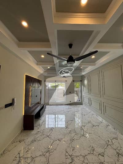 ٹاپ سٹی 1 اسلام آباد میں 5 کمروں کا 10 مرلہ مکان 1.55 لاکھ میں کرایہ پر دستیاب ہے۔