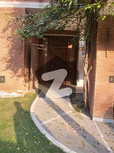 1 KANAL 5 BEDROOM HOUSE AVAILABLE FOR RENT