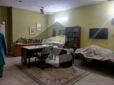 علامہ اقبال ٹاؤن لاہور میں 5 کمروں کا 10 مرلہ مکان 4.6 کروڑ میں برائے فروخت۔