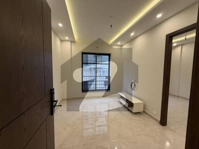 بحریہ ٹاؤن لاہور میں 1 کمرے کا 2 مرلہ مکان 65.0 لاکھ میں برائے فروخت۔