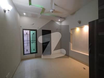 جوہر ٹاؤن لاہور میں 5 کمروں کا 5 مرلہ مکان 2.8 کروڑ میں برائے فروخت۔