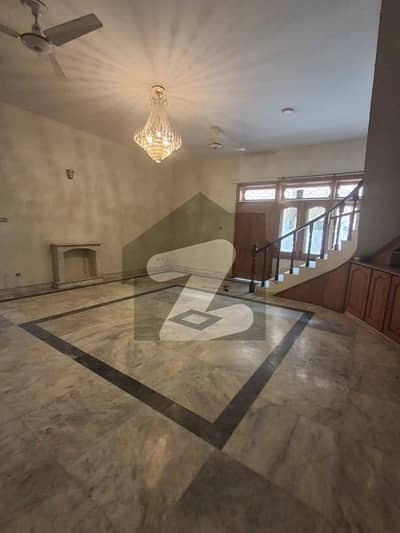 ایف ۔ 11 اسلام آباد میں 4 کمروں کا 2 کنال بالائی پورشن 2.8 لاکھ میں کرایہ پر دستیاب ہے۔