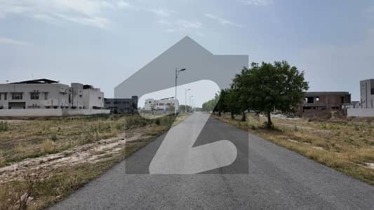 ڈی ایچ اے فیز 8 - بلاک ٹی فیز 8,ڈیفنس (ڈی ایچ اے),لاہور میں 2 کنال رہائشی پلاٹ 11.7 کروڑ میں برائے فروخت۔