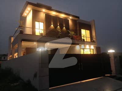 ڈی ایچ اے فیز 8 سابقہ ایئر ایوینیو ڈی ایچ اے فیز 8,ڈی ایچ اے ڈیفینس,لاہور میں 6 کمروں کا 1 کنال مکان 7.5 کروڑ میں برائے فروخت۔