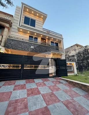 جی ۔ 13 اسلام آباد میں 5 کمروں کا 8 مرلہ مکان 6.5 کروڑ میں برائے فروخت۔