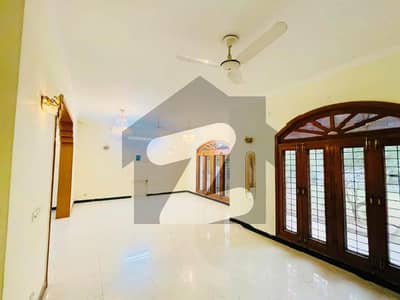 ڈی ایچ اے فیز 1 ڈیفنس (ڈی ایچ اے),لاہور میں 6 کمروں کا 2 کنال مکان 3.9 لاکھ میں کرایہ پر دستیاب ہے۔