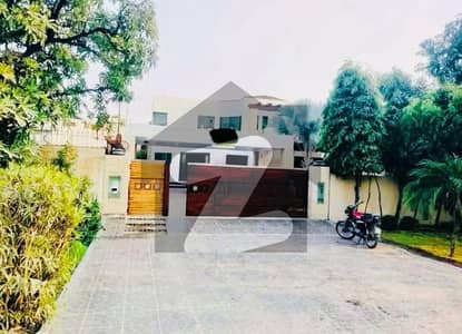 ڈی ایچ اے فیز 3 ڈیفنس (ڈی ایچ اے),لاہور میں 5 کمروں کا 2 کنال مکان 4.0 لاکھ میں کرایہ پر دستیاب ہے۔