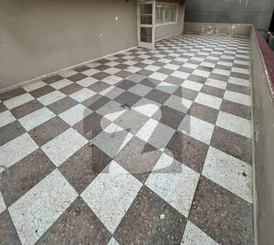 ڈی ایچ اے فیز 4 ڈی ایچ اے ڈیفینس,کراچی میں 4 کمروں کا 12 مرلہ مکان 2.5 لاکھ میں کرایہ پر دستیاب ہے۔