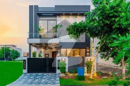 ڈی ایچ اے 9 ٹاؤن ڈیفنس (ڈی ایچ اے),لاہور میں 3 کمروں کا 5 مرلہ مکان 2.1 کروڑ میں برائے فروخت۔