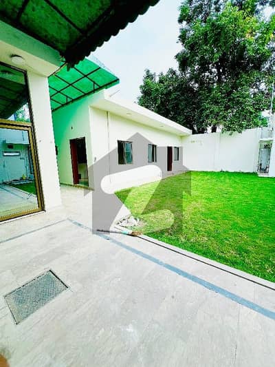 گلبرگ لاہور میں 6 کمروں کا 2 کنال مکان 5.0 لاکھ میں کرایہ پر دستیاب ہے۔