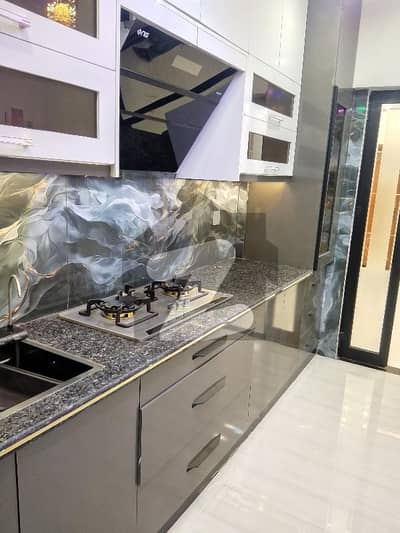 بخاری کمرشل ایریا ڈی ایچ اے فیز 6,ڈی ایچ اے ڈیفینس,کراچی میں 3 کمروں کا 8 مرلہ فلیٹ 4.5 کروڑ میں برائے فروخت۔