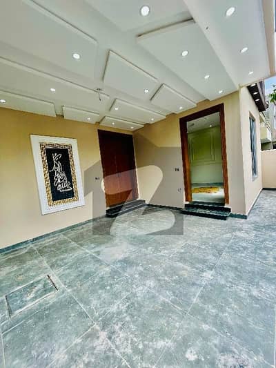 بحریہ نشیمن لاہور میں 5 کمروں کا 8 مرلہ مکان 2.5 کروڑ میں برائے فروخت۔