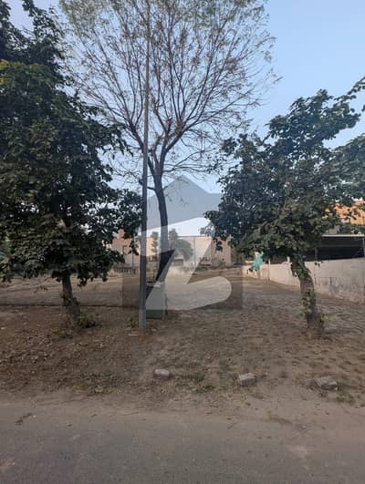 ڈی ایچ اے فیز 5 - بلاک ایف فیز 5,ڈیفنس (ڈی ایچ اے),لاہور میں 1 کنال رہائشی پلاٹ 7.25 کروڑ میں برائے فروخت۔