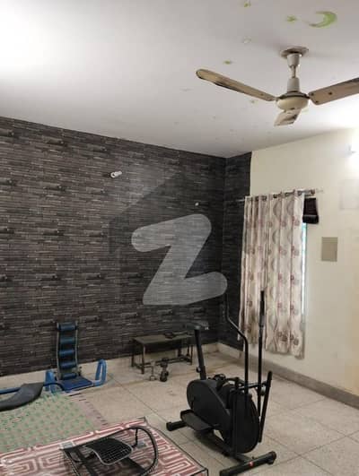 Allama Iqbal Town 10-Marla Gulshan Block Prime Location Near Main Boulevard (Moon Market) Best for Investor.