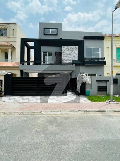 10 Marla Brand New House Available For Rent In Bahria Town Lahore