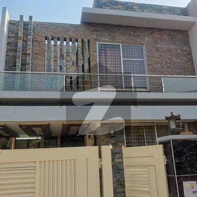 بحریہ ٹاؤن سیکٹر سی بحریہ ٹاؤن,لاہور میں 5 کمروں کا 10 مرلہ مکان 1.5 لاکھ میں کرایہ پر دستیاب ہے۔