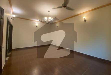 عسکری 11 ۔ سیکٹر بی عسکری 11,عسکری,لاہور میں 5 کمروں کا 12 مرلہ مکان 5.1 کروڑ میں برائے فروخت۔