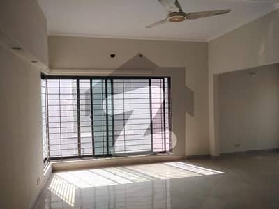 ڈی ایچ اے فیز 5 - بلاک ای فیز 5,ڈیفنس (ڈی ایچ اے),لاہور میں 5 کمروں کا 1 کنال مکان 2.8 لاکھ میں کرایہ پر دستیاب ہے۔