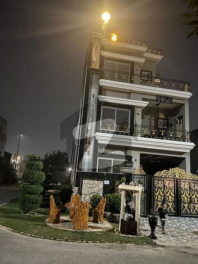 پارک ویو سٹی ۔ روز بلاک پارک ویو سٹی,لاہور میں 4 کمروں کا 5 مرلہ مکان 2.8 کروڑ میں برائے فروخت۔