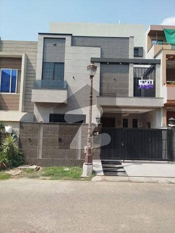 لیک سٹی رائیونڈ روڈ,لاہور میں 6 کمروں کا 7 مرلہ مکان 3.9 کروڑ میں برائے فروخت۔