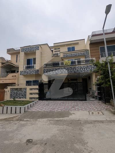 جناح گارڈنز ایف ای سی ایچ ایس,اسلام آباد میں 6 کمروں کا 10 مرلہ مکان 5.5 کروڑ میں برائے فروخت۔