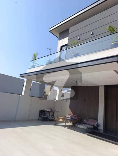 ایل ڈی اے ایوینیو لاہور میں 8 کمروں کا 1 کنال مکان 5.6 کروڑ میں برائے فروخت۔