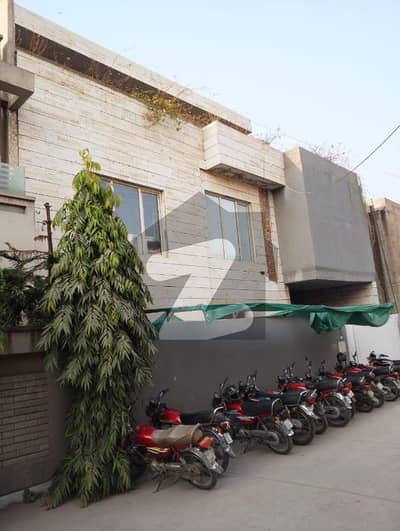 مشتاق احمد گورمانی روڈ گلبرگ,لاہور میں 4 کمروں کا 11 مرلہ دفتر 10.5 کروڑ میں برائے فروخت۔