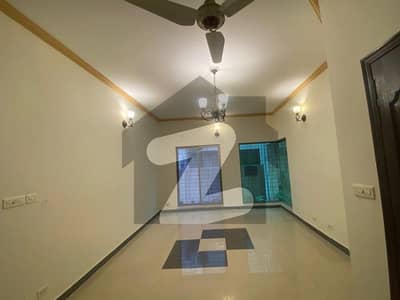 عسکری 11 ۔ سیکٹر بی عسکری 11,عسکری,لاہور میں 5 کمروں کا 12 مرلہ مکان 5.1 کروڑ میں برائے فروخت۔