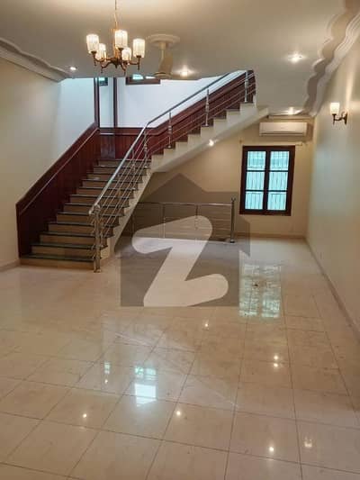 ڈی ایچ اے فیز 8 ڈی ایچ اے ڈیفینس,کراچی میں 4 کمروں کا 1 کنال مکان 5.25 لاکھ میں کرایہ پر دستیاب ہے۔