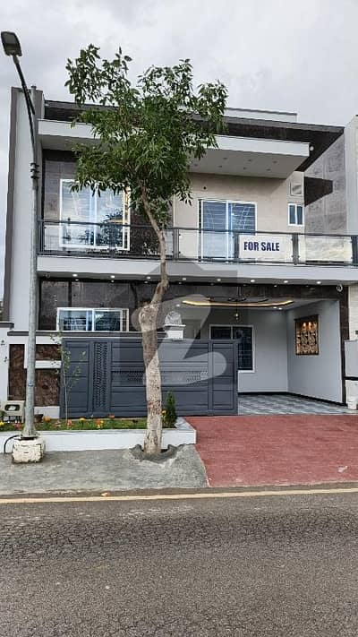 8 Marla The most beautiful Luxury House for sale in Faisal town Islamabad phase 1   *Prime Location:* - Close proximity to schools, parks, markaz, and masjid - Easy access to major highways