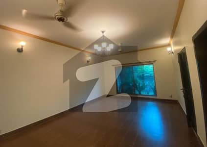 عسکری 11 ۔ سیکٹر بی عسکری 11,عسکری,لاہور میں 5 کمروں کا 12 مرلہ مکان 5.1 کروڑ میں برائے فروخت۔