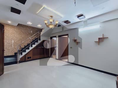 جوہر ٹاؤن فیز 2 جوہر ٹاؤن,لاہور میں 5 کمروں کا 5 مرلہ مکان 2.8 کروڑ میں برائے فروخت۔