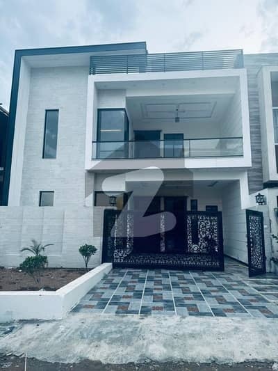 ایم پی سی ایچ ایس - بلاک ای ایم پی سی ایچ ایس ۔ ملٹی گارڈنز,بی ۔ 17,اسلام آباد میں 4 کمروں کا 8 مرلہ مکان 3.3 کروڑ میں برائے فروخت۔