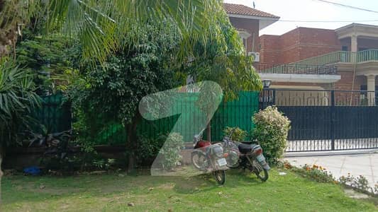 کینٹ لاہور میں 5 کمروں کا 1 کنال مکان 6.0 لاکھ میں کرایہ پر دستیاب ہے۔