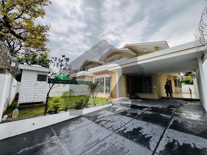 Luxury 5 Beds House Available For Rent In F-8 Luxury 5 Beds House Available For Rent In F-8