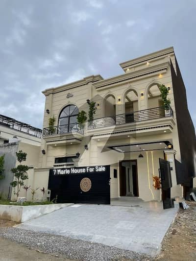 ایم پی سی ایچ ایس - بلاک ای ایم پی سی ایچ ایس ۔ ملٹی گارڈنز,بی ۔ 17,اسلام آباد میں 4 کمروں کا 8 مرلہ مکان 4.15 کروڑ میں برائے فروخت۔