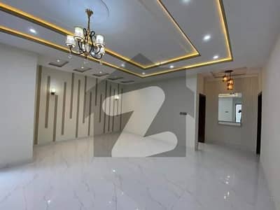 گلبرگ لاہور میں 6 کمروں کا 2 کنال مکان 9.0 لاکھ میں کرایہ پر دستیاب ہے۔