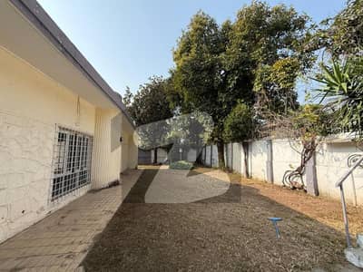 ایف ۔ 8 اسلام آباد میں 4 کمروں کا 1 کنال مکان 6.8 لاکھ میں کرایہ پر دستیاب ہے۔