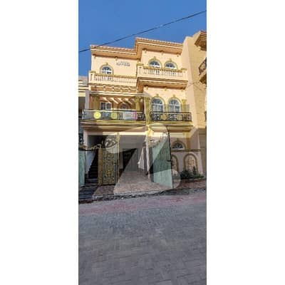 علامہ اقبال ٹاؤن لاہور میں 7 کمروں کا 6 مرلہ مکان 4.5 کروڑ میں برائے فروخت۔