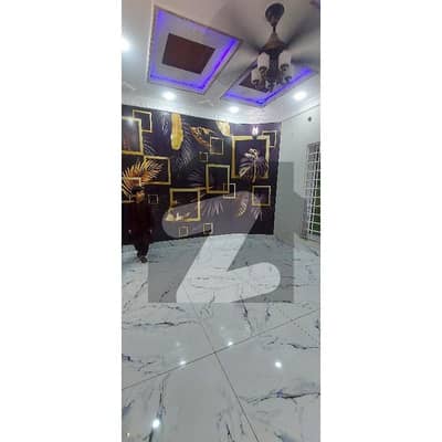 علامہ اقبال ٹاؤن لاہور میں 5 کمروں کا 6 مرلہ مکان 3.9 کروڑ میں برائے فروخت۔