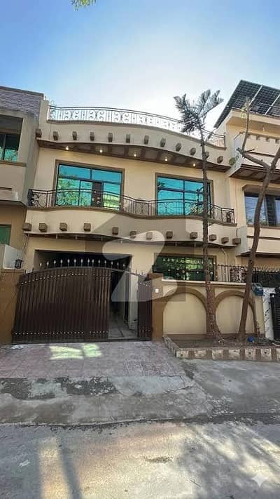 E11 3Story house size=4090 9Bedroom 9bathroom Livebal house marbal flooring 3 unit house 3 kitchen,