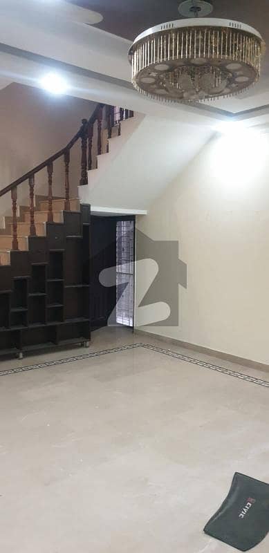 یو ای ٹی ہاؤسنگ سوسائٹی لاہور میں 5 کمروں کا 10 مرلہ مکان 3.08 کروڑ میں برائے فروخت۔