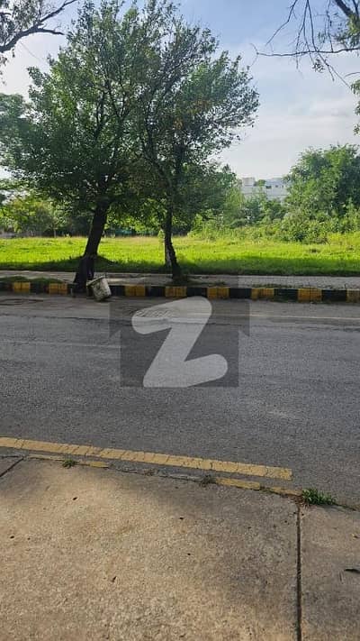 D-12/1 50feet wide road Elite location 5marla plot very closed to park and 70feet road available for sale.