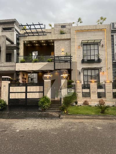 سٹی ہاؤسنگ سوسائٹی - بلاک اے سٹی ہاؤسنگ سوسائٹی,سیالکوٹ میں 5 کمروں کا 10 مرلہ مکان 5.98 کروڑ میں برائے فروخت۔