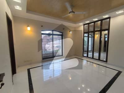 پنجاب یونیورسٹی سوسائٹی فیز 2 پنجاب یونیورسٹی ایمپلائیز سوسائٹی,لاہور میں 5 کمروں کا 10 مرلہ مکان 1.7 لاکھ میں کرایہ پر دستیاب ہے۔