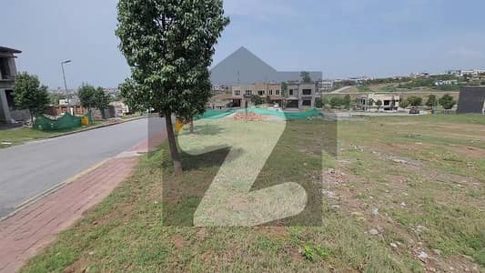 1 Kanal heighted location plot for sale. Dem 4.30 Cr.
