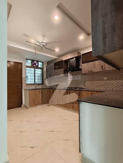 عسکری 11 عسکری,لاہور میں 4 کمروں کا 13 مرلہ فلیٹ 4.0 کروڑ میں برائے فروخت۔