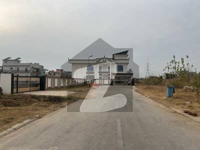 بحریہ ٹاؤن فیز 8 بحریہ ٹاؤن راولپنڈی,راولپنڈی میں 6 کمروں کا 1 کنال مکان 5.5 لاکھ میں کرایہ پر دستیاب ہے۔