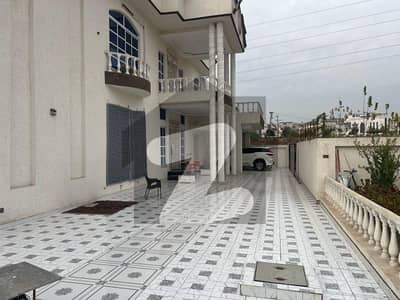 بحریہ ٹاؤن فیز 8 بحریہ ٹاؤن راولپنڈی,راولپنڈی میں 6 کمروں کا 1 کنال مکان 5.5 لاکھ میں کرایہ پر دستیاب ہے۔